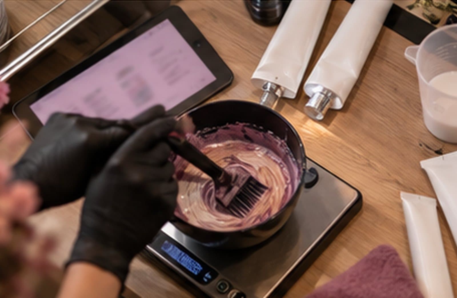 Farbe wird in der Schale auf der Waage angemischt, daneben ein Tablet